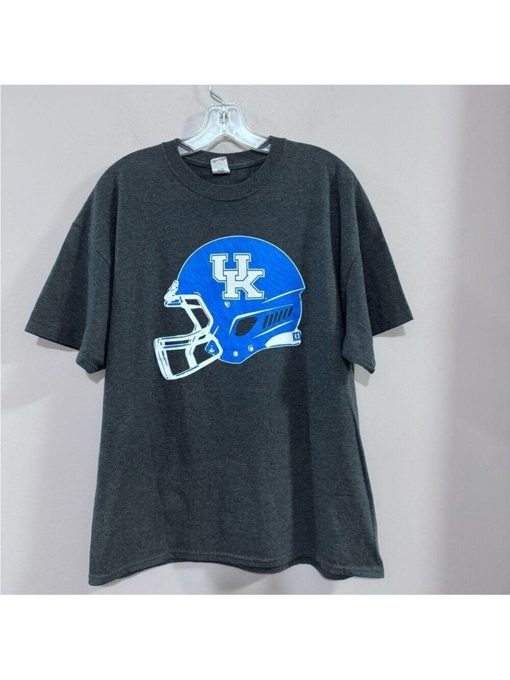 Men's Gildan University of Kentucky Wildcats football helmet t-shirt. Size XL